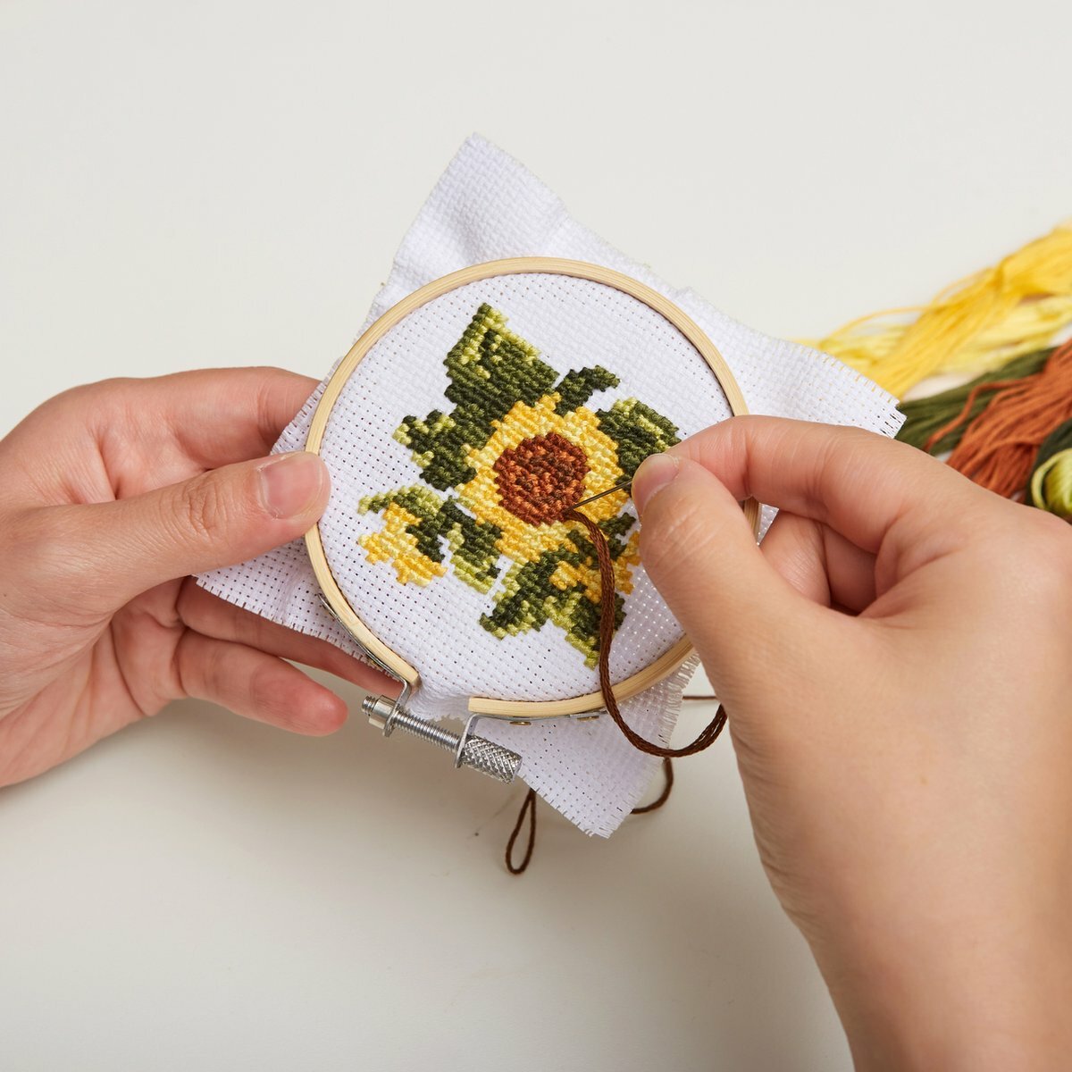Kikkerland Mini Borduurset | Zonnebloem 6+ | Speel je Wijs