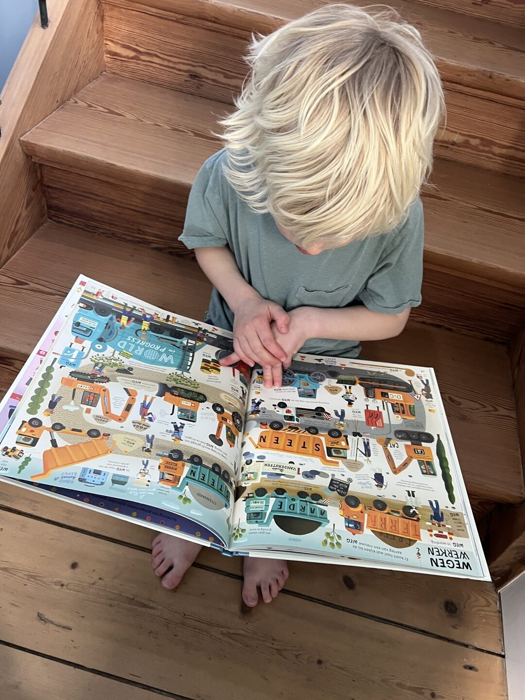 Lannoo Het vrolijkste en grootste boek van alle voertuigen 3+ | Speel je Wijs