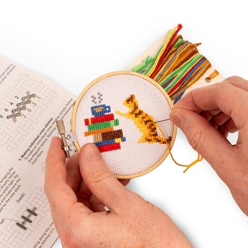Kikkerland Mini Borduurset - Kat en Boeken 6+ | Speel je Wijs