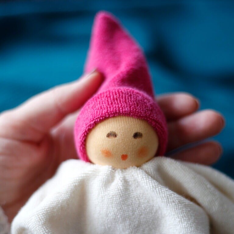 Nanchen Natur Knuffeldoekje - Zonnekindpopje Fuchsia| Speel je Wijs