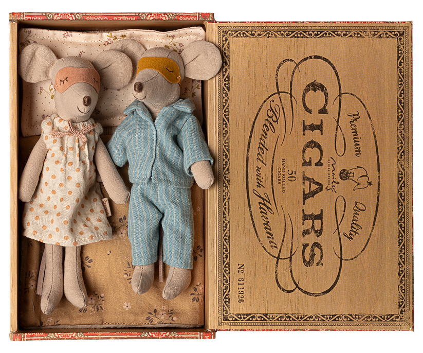 Maileg Vader &amp; moeder Muis  in Sigarendoos - Mum &amp; Dad Mice  | Speel je Wijs