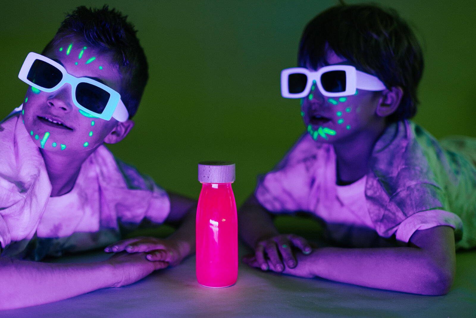 Petit Boum Sensorische fles - Float Bottle Pink Fluor | Speel je Wijs