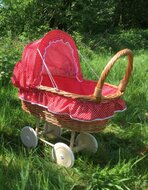 Rieten poppenwagen met stoffen kap - groot | Speel je Wijs