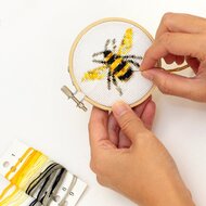 Kikkerland Mini Borduurset - Bij 6+ | Speel je Wijs