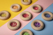 Petit Boum Sensorische Rammelaar en Bijtring - Donut Druiven | Speel je Wijs