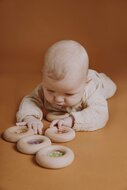 Petit Boum Sensorische Rammelaar en Bijtring - Donut Sinasappels | Speel je Wijs