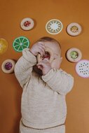 Petit Boum Sensorische Rammelaar en Bijtring - Donut Sinasappels | Speel je Wijs