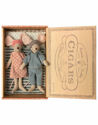 Maileg Dad & Mum in Cigar Box 15cm