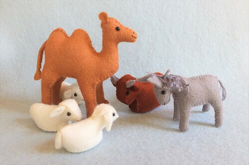 Atelier Pippilotta Kerststal 5  - Os, Ezel, Kameel en drie Schapen